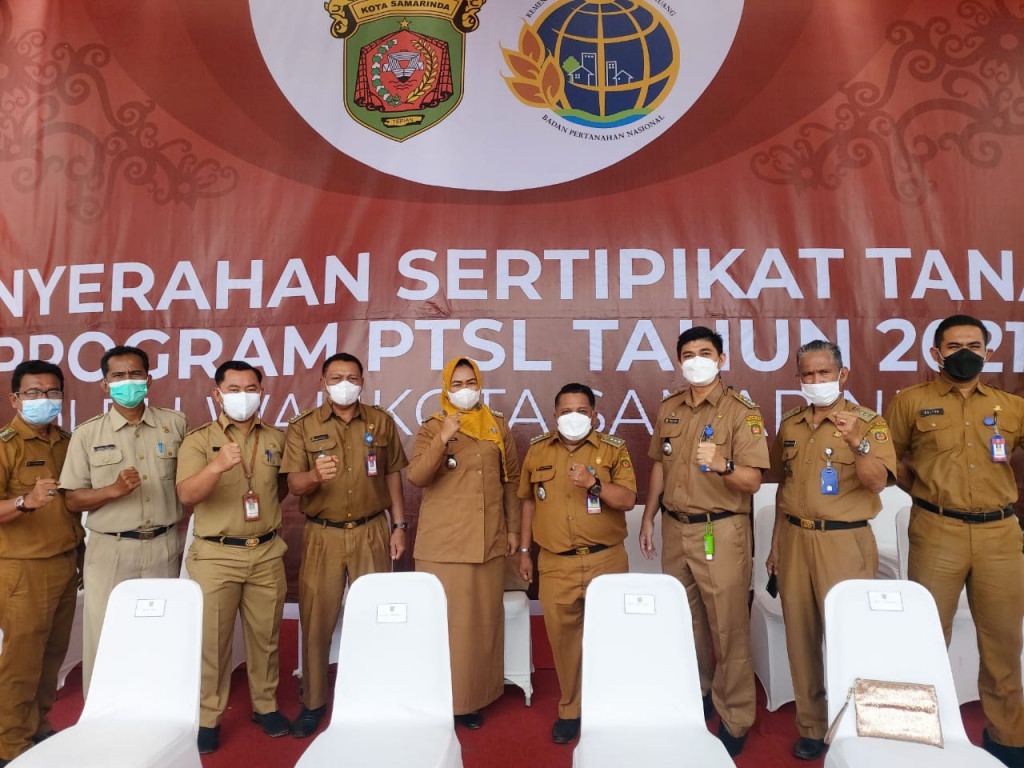Penyerahan Sertifikat Tanah Kepada Warga Samarinda