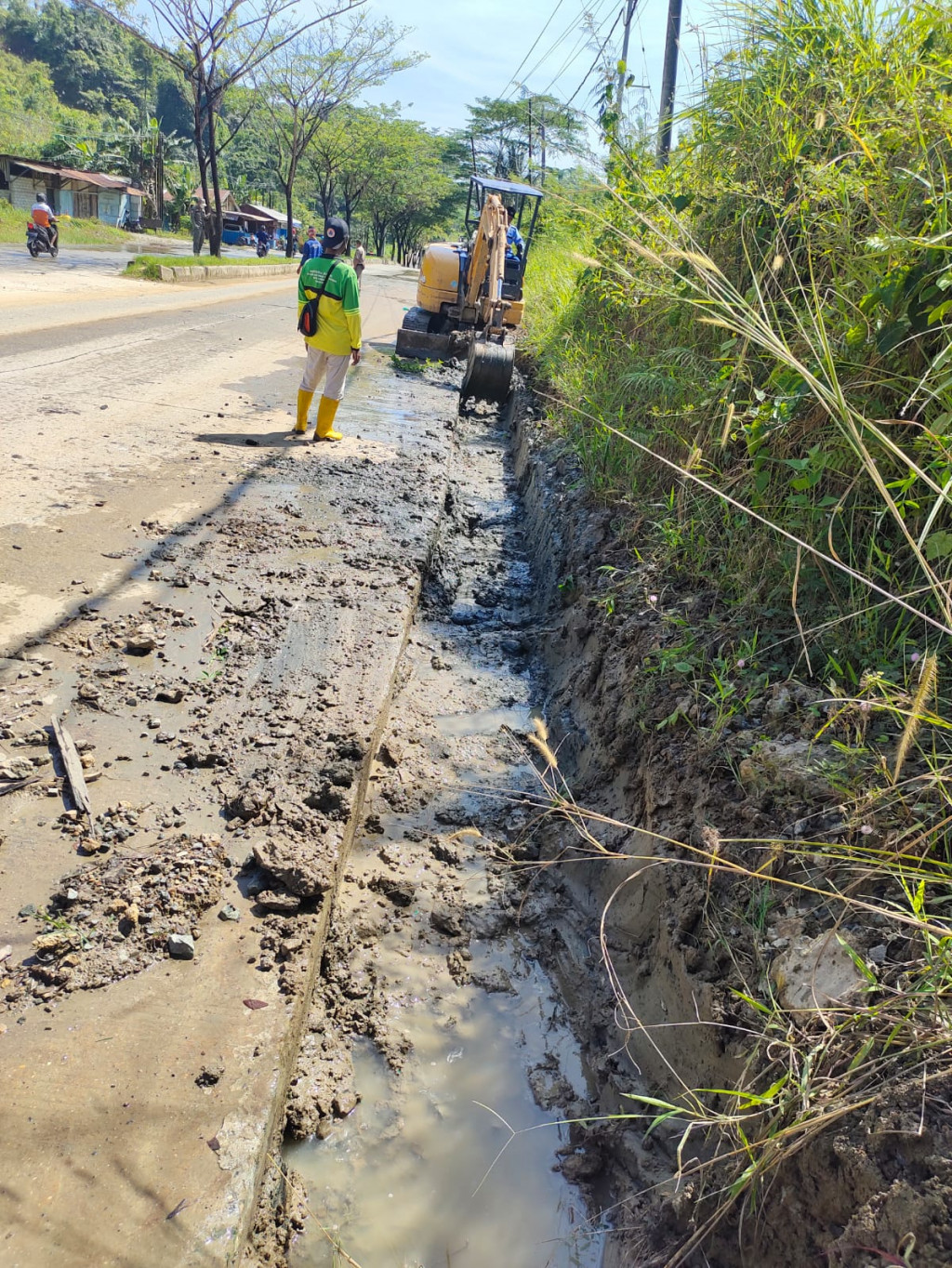 Pengerukan dreanase Jl. Ampera Mangkujenang menjelang lebaran