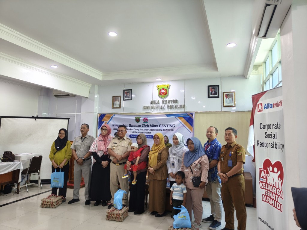Penyerahan bantuan CSR Alfamidi dalam Program Genting di Palaran
