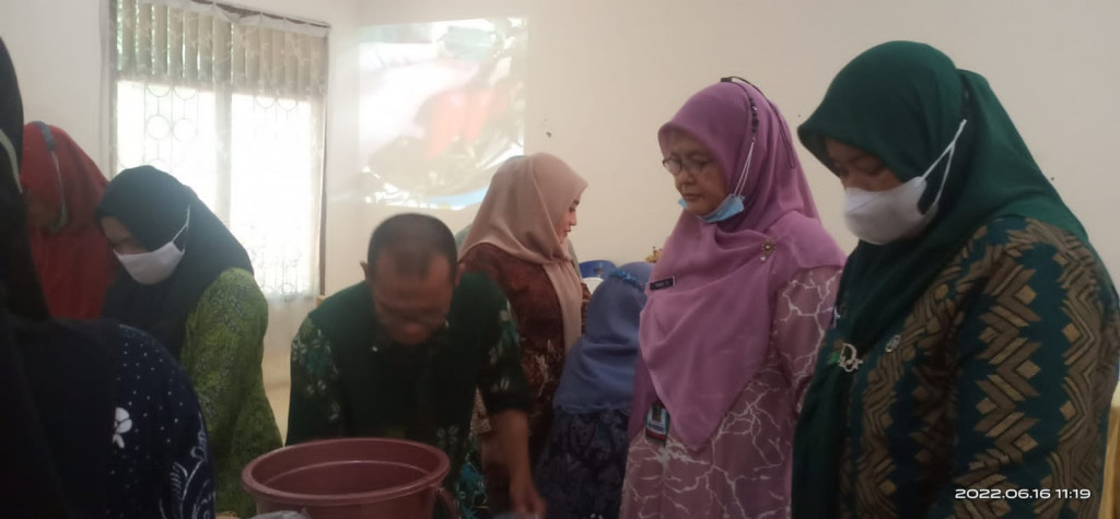 Kegiatan Sosialisasi Pengenalan dan Pengolahan Sampah Organik Menjadi Eco Enzyme bersama Kecamatan Samarinda Kota.... #16juni2022 #ayomulaidengansampahrumahtangga #lingkunganbersihhiduppunsehat