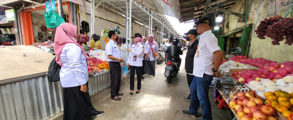 Peninjauan Lapangan Pembuatan Lapak  Pedagang di RT.03 Jalan Pandai - Pasar Pagi,  Oleh Dinas Perdagangan Kota Samarinda.