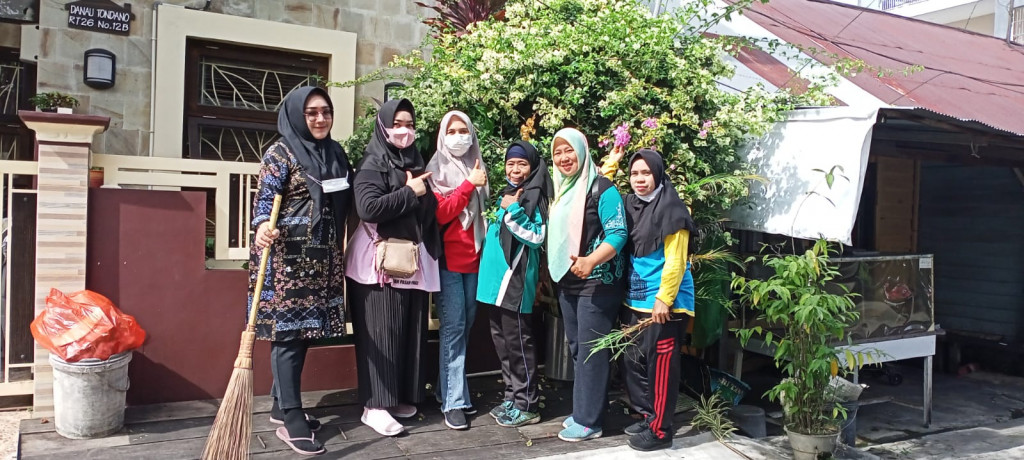 Kegiatan Kerja bakti persiapan lanjutan lomba lingkungan bersih sehat di Kelurahan Sungai Pinang Luar Kecamatan Samarinda Kota.
