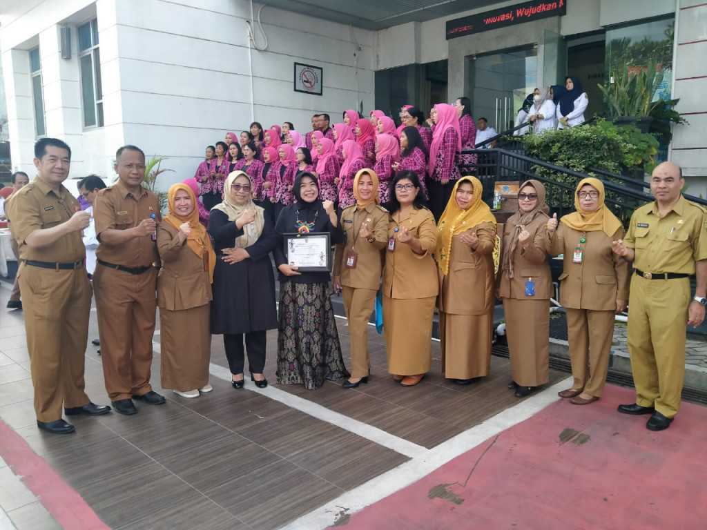 Menghadiri Acara Launching Buku Muatan Lokal Kota Samarinda yang disusun dan ditulis oleh Guru - Guru Mulok Kota Samarinda.