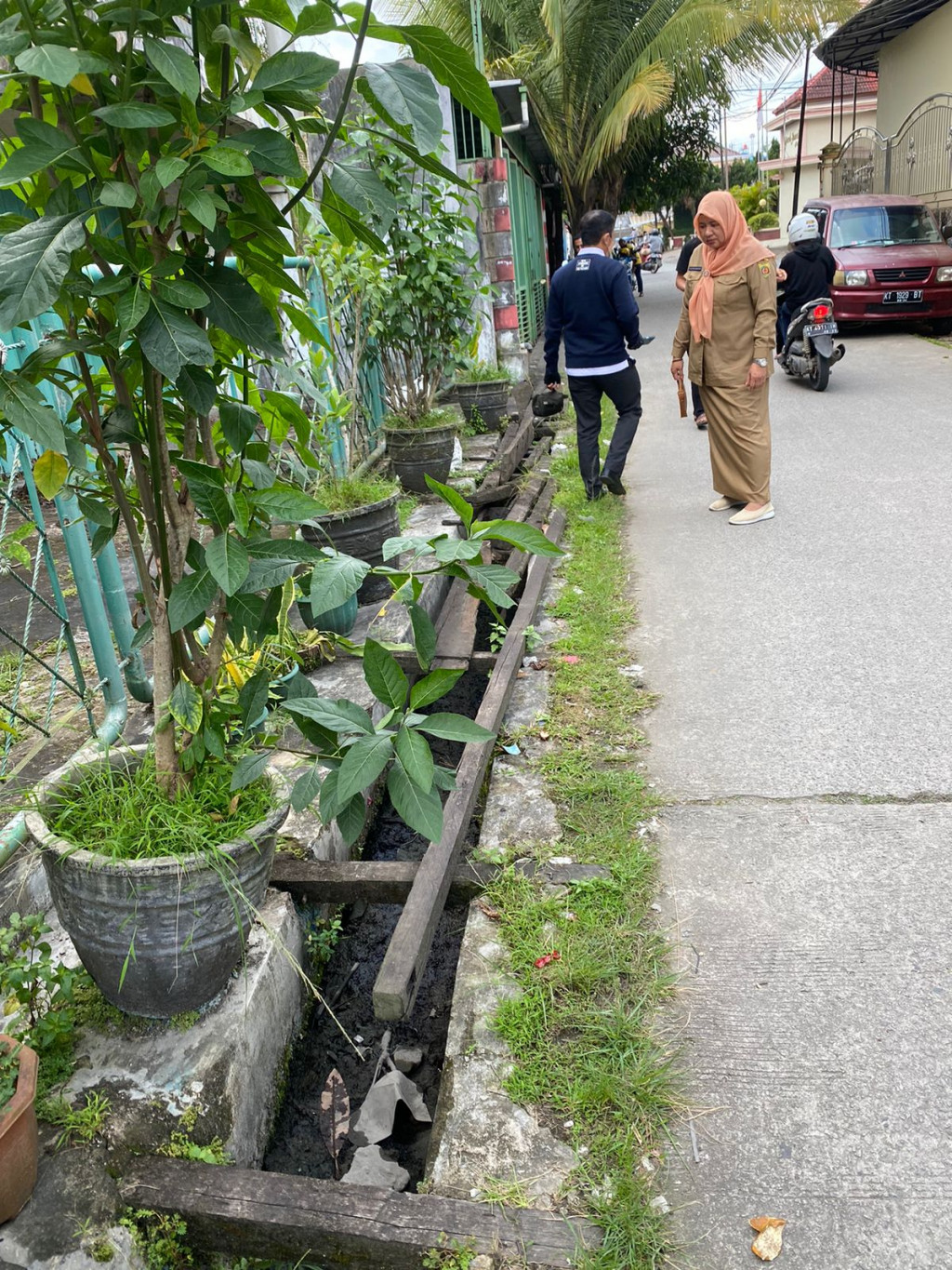 Kegiatan Pengukuran Drainase di Jalan Jambrut Rt. 06 Kelurahan Pasar Pagi