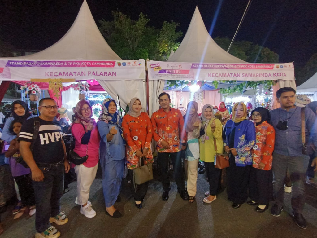 Memeriahkan Lomba Busana Kerja Batik Samarinda garapan Dewan Kerajinan Nasional Daerah (Dekranasda) Kota Samarinda Dalam Rangka Memperingati Hari Ibu Tahun 2022
