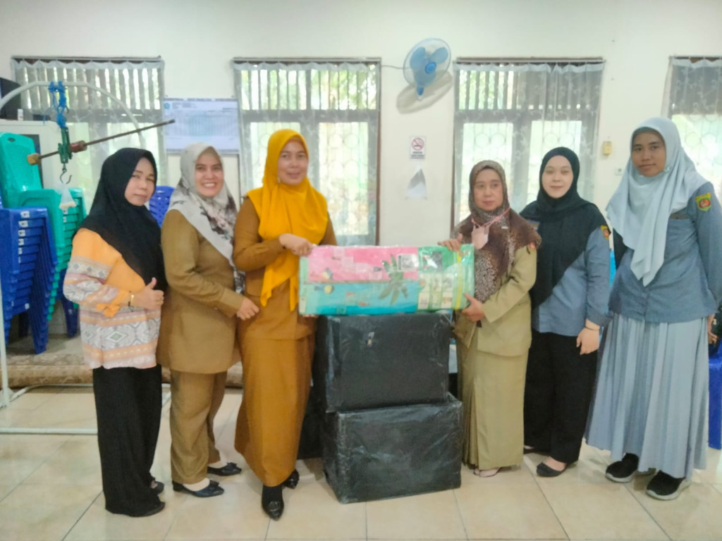 PENYERAHAN ALAT EDUKASI BKB KIT UNTUK POSYANDU PELANGI DI KELURAHAN PASAR PAGI
