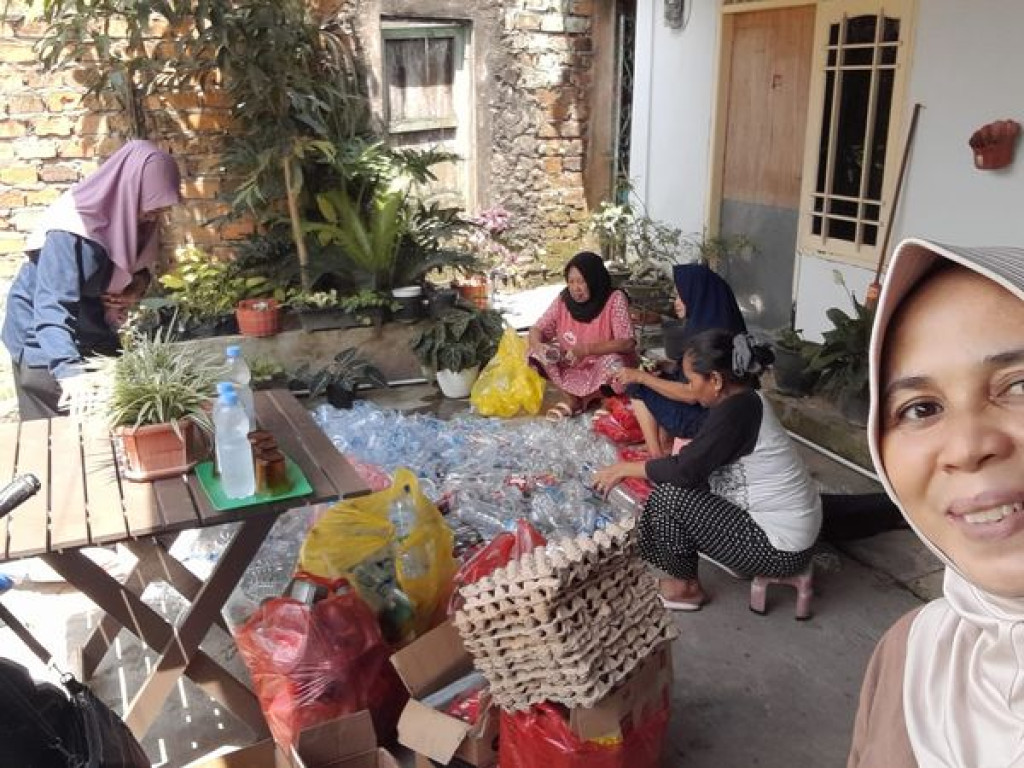 KEGIATA RUTIN PILAH SAMPAH PLASTIK OLEH KADER DASAWISMA MUTIARA