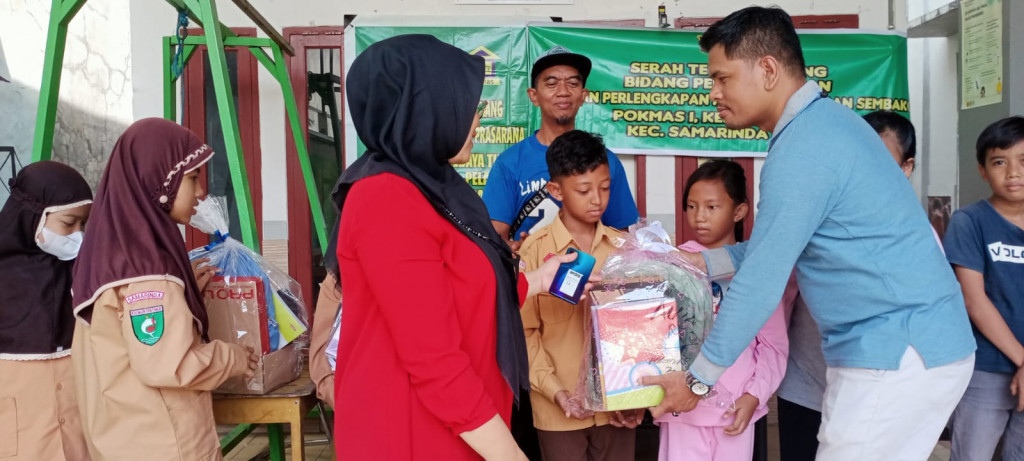 Penyerahan Sembako dan Alat Sekolah