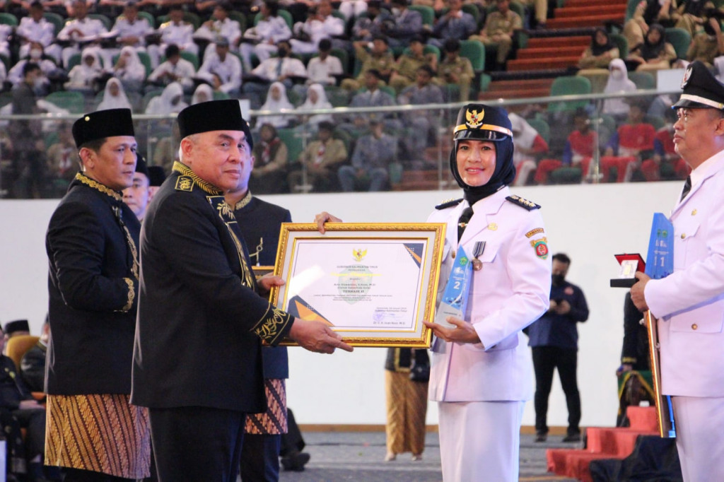 Pemberian Pnghargaan Kepada camat samarinda Kota Sebagai Camat Terbaik II Tingkat Provinsi