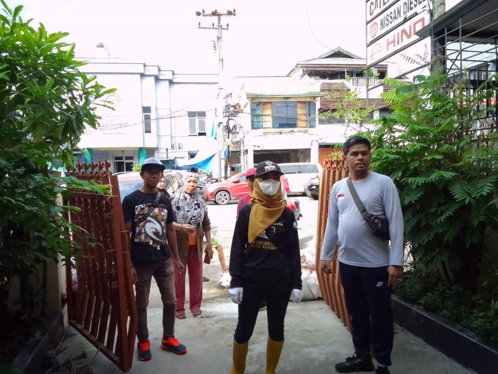 Kerja Bakti bersama Ibu Camat & Bapak lurah kelurahan pelabuhan di Jl. P.Hidayatulla Gg Al-Huda RT 09 & Jl. Imam Bonjol Gg Gembira RT 23