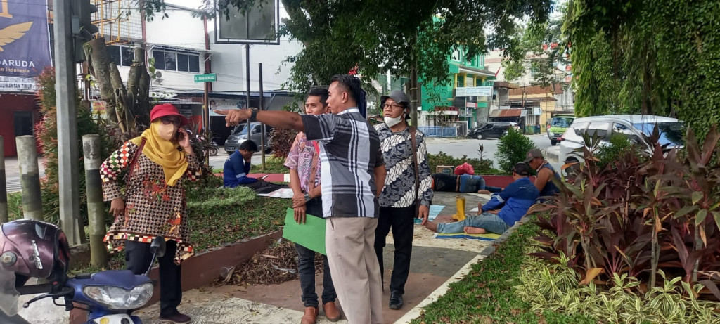 Mendampingi Kabid. Pertamanan DLH dalam rangka pengecekan pekerjaan Taman simpang Imam Bonjol Kelurahan pelabuhan samarinda kota