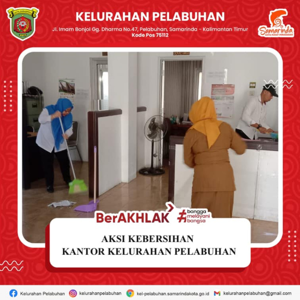 Aksi kebersihan kantor Kelurahan Pelabuhan.