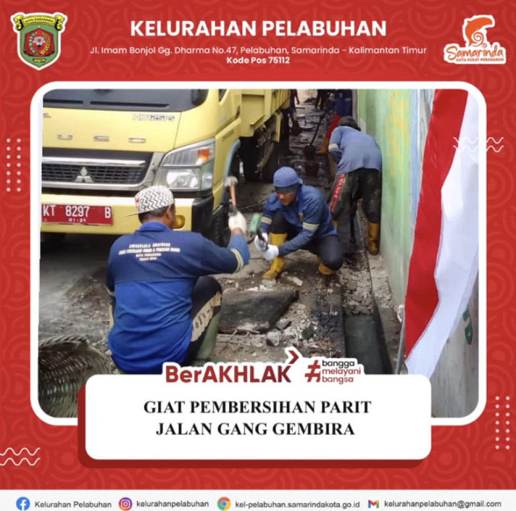 Giat pembersihan parit jalan gang dari lumpur dan bekas bongkaran lapak/ warung PKL di RT. 20 Gg. Gembira