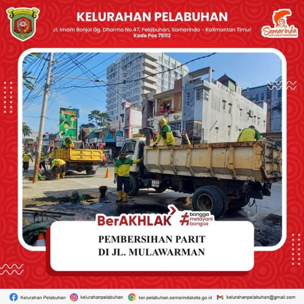 Pembersihan parit di Jl. Mulawarman Kelurahan Pelabuhan.