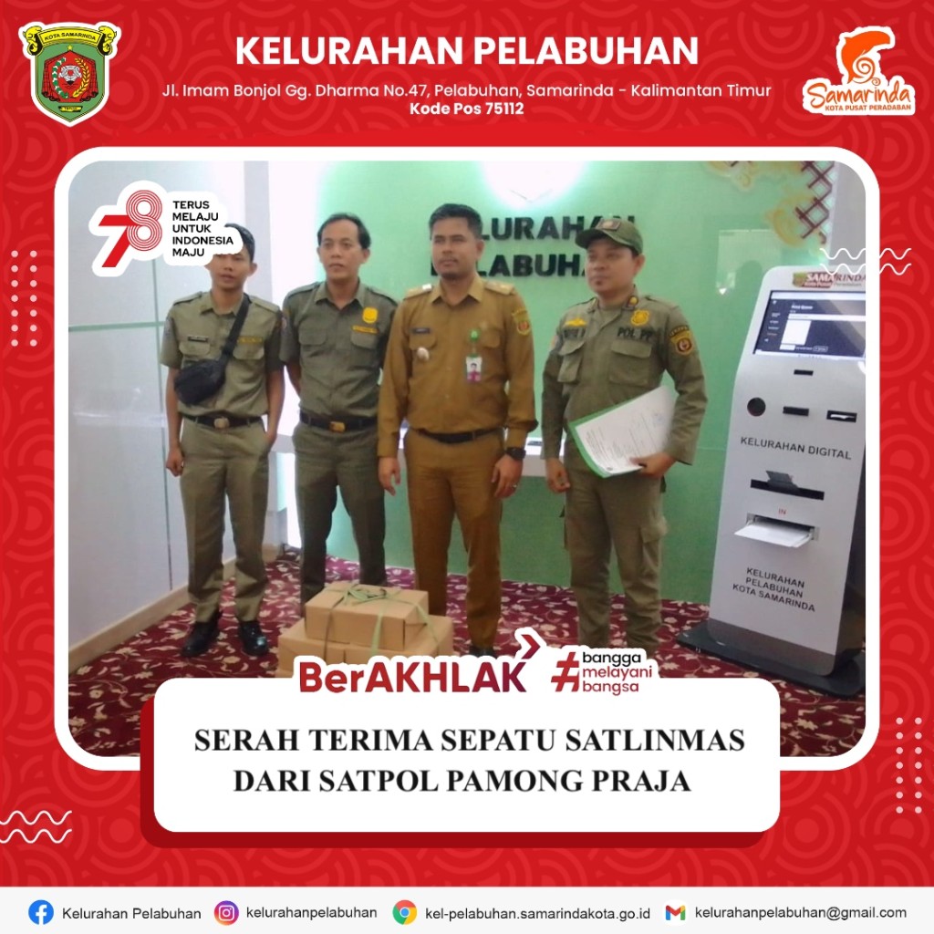 Serah Terima sepatu Satlinmas dari Satpol Pamong Praja.