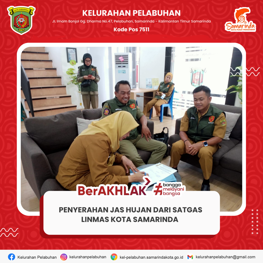 Penyerahan Jas Hujan dari Satgas Linmas Kota Samarinda