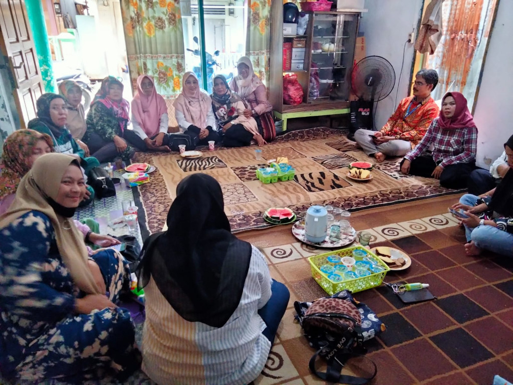 Acara pertemuan rutin dan pembukaan arisan SUB RT.08