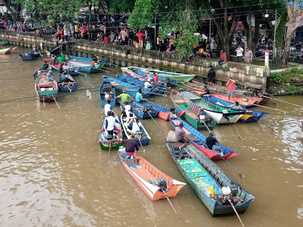 kerja bakti dan gotong royong pungut sampah di sungai karang mumus