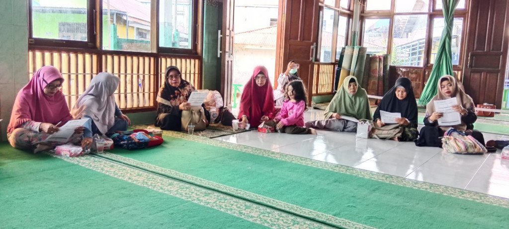 Kunjungan ke RT.01 terkait sosialisasi masalah TB dan skrining ,yang di laksanakan di langgar RT.01 Pelaksana puskesmas Sidomulyo