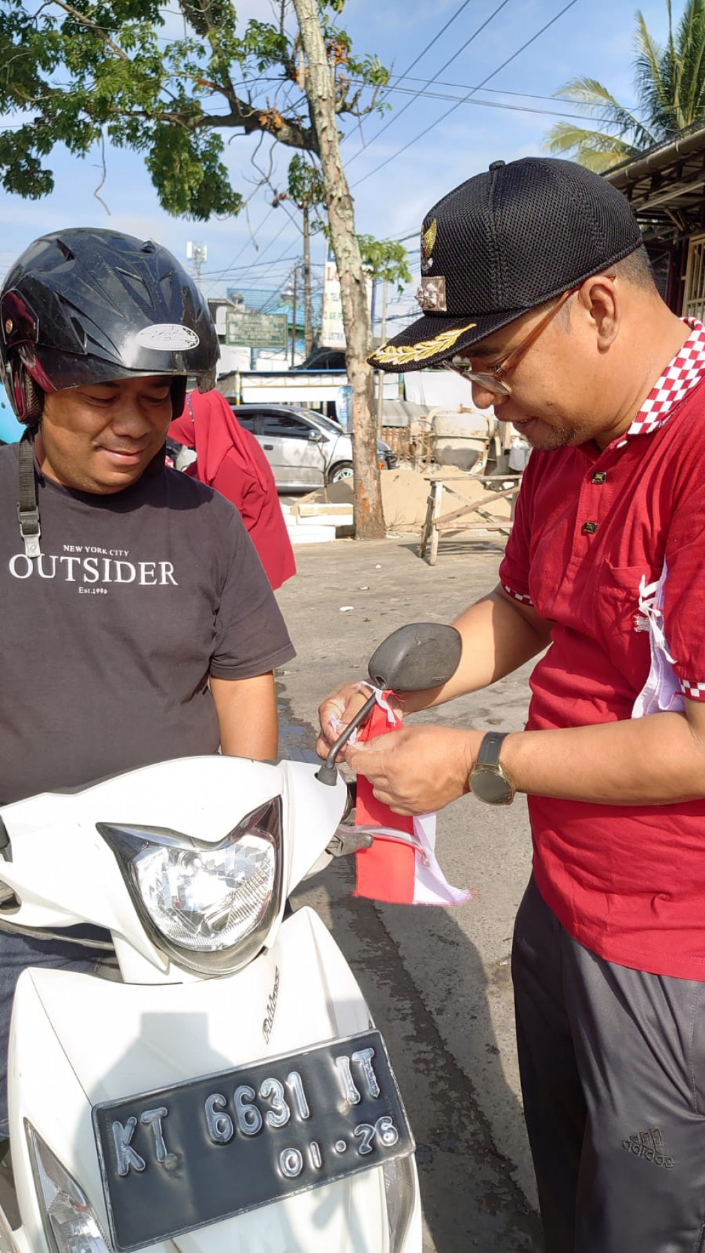 Bagi bendera merah putih untuk warga di sekitaran Jl. Lambung Mangkurat Samarinda