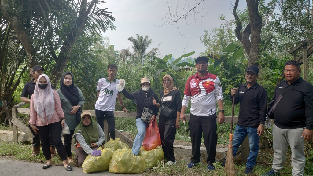 Kerja Bakti bersih-bersih di  sekitar jalan Lumba-lumba