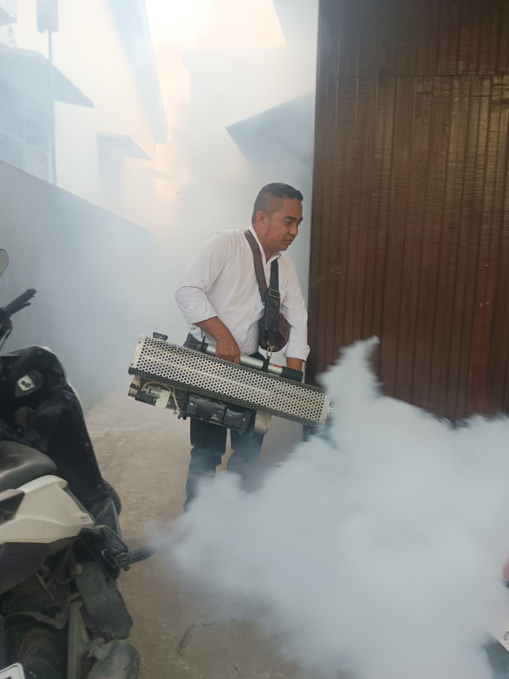 Fogging di sekitar wilayah kerja Kelurahan PELITA