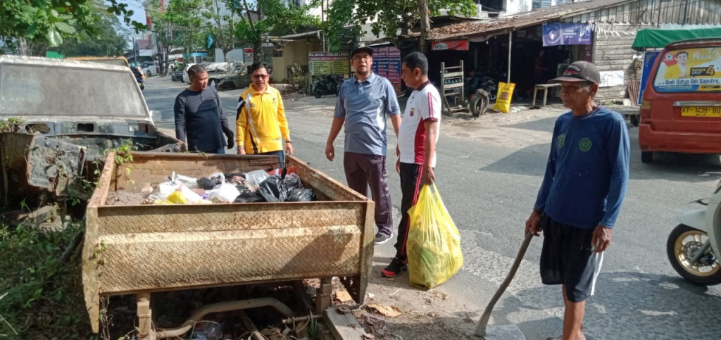 Kerja Bakti di jalan Saman Hudi (eks. Jalan Rajawali)