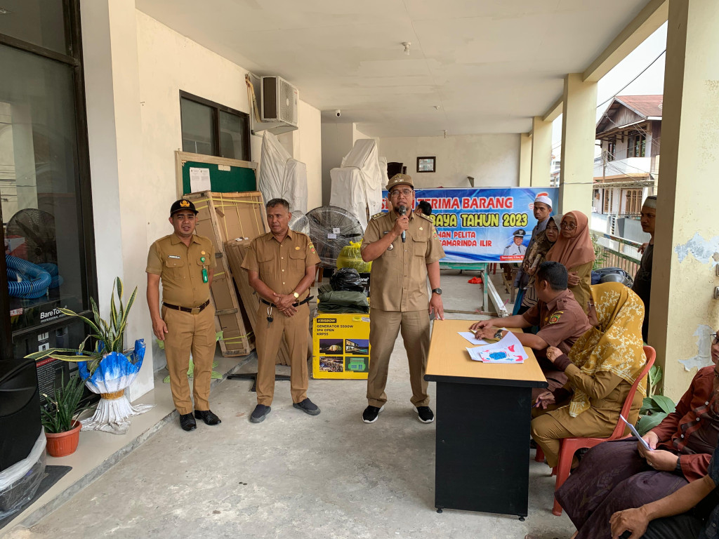 Serah terima barang PROBEBAYA tahun 2023 di kelurahan Pelita