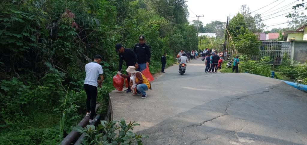 Kerja bakti di jalan damai kelurahan sidodamai