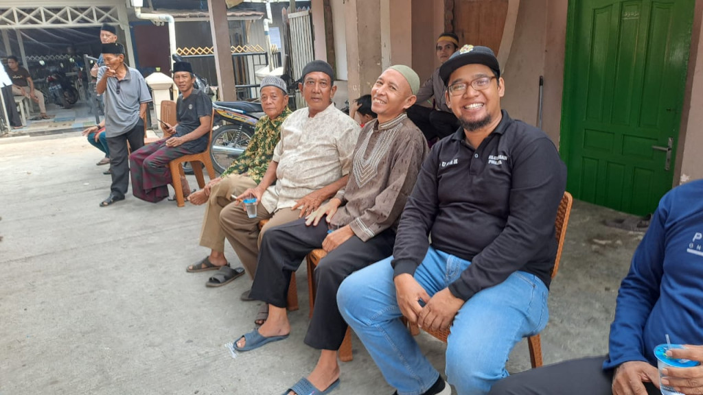 Menghadiri Takziah di rumah warga RT.09 kelurahan Pelita