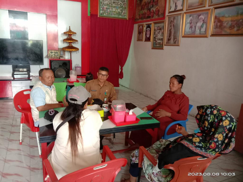 Mengunjungi ibu hamil  yang sementara ditampung dirumah ibu pemilik Warung makan Sapu Jagat RT.13