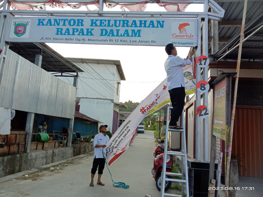 Pemasangan atribut dalam rangka memperingati Hari Kemerdekaan Indonesia ke 78