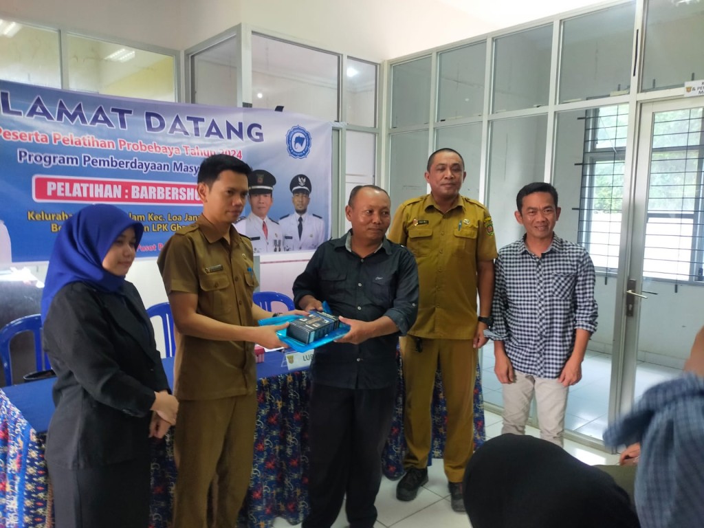 Pelatihan "BARBERSHOP" di Kelurahan Rapak Dalam Program PROBEBAYA