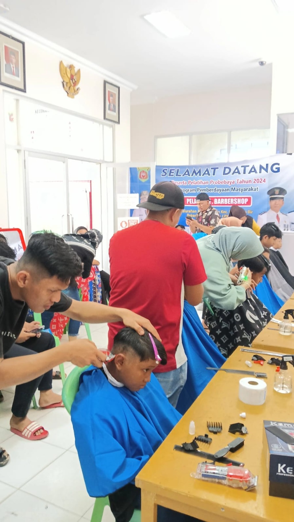 Penutupan Pelatihan Barbershop di Kelurahan Rapak Dalam: Kesuksesan Memberdayakan Masyarakat