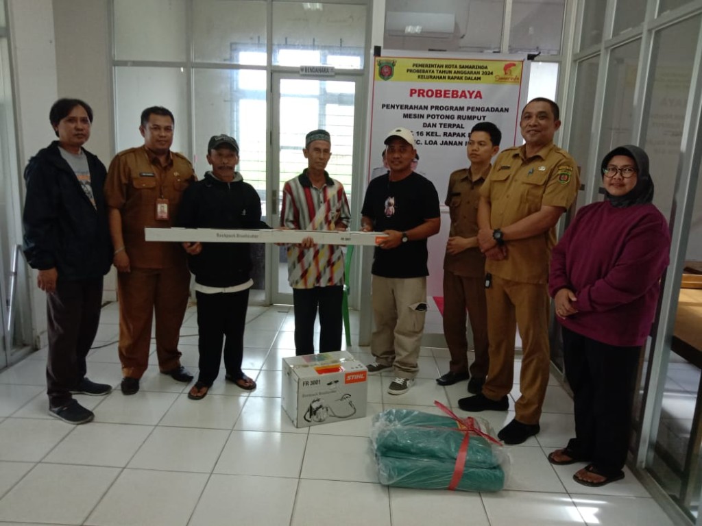 Penyerahan Mesin Potong Rumput dan Terpal dalam Program PROBEBAYA di RT.16 Kelurahan Rapak Dalam