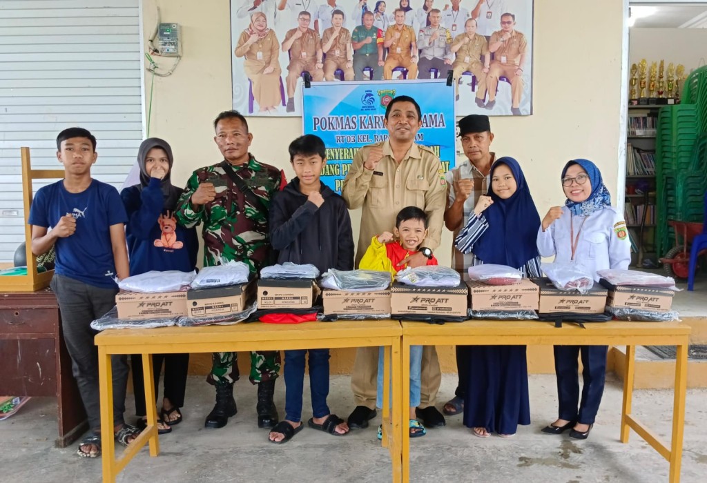 Pembagian paket sembako dan Seragam Anak Sekolah di RT. 03 Pokmas karya bersama