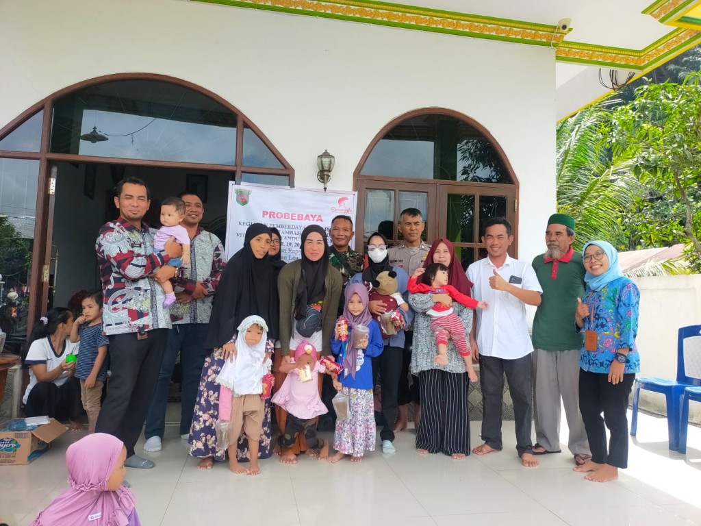 pemberian makanan tambahan (PMT) dan pemberian Vitamin di Posyandu Cangkok Manis RT. 19, 20, 25 Kegiatan Pemberdayaan PROBEBAYA Kelurahan Rapak Dalam