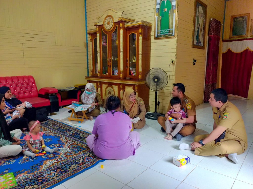 Pemberian Makanan Tambahan (PMT) Posyandu PAKIS RT.18 Kelurahan Rapak Dalam