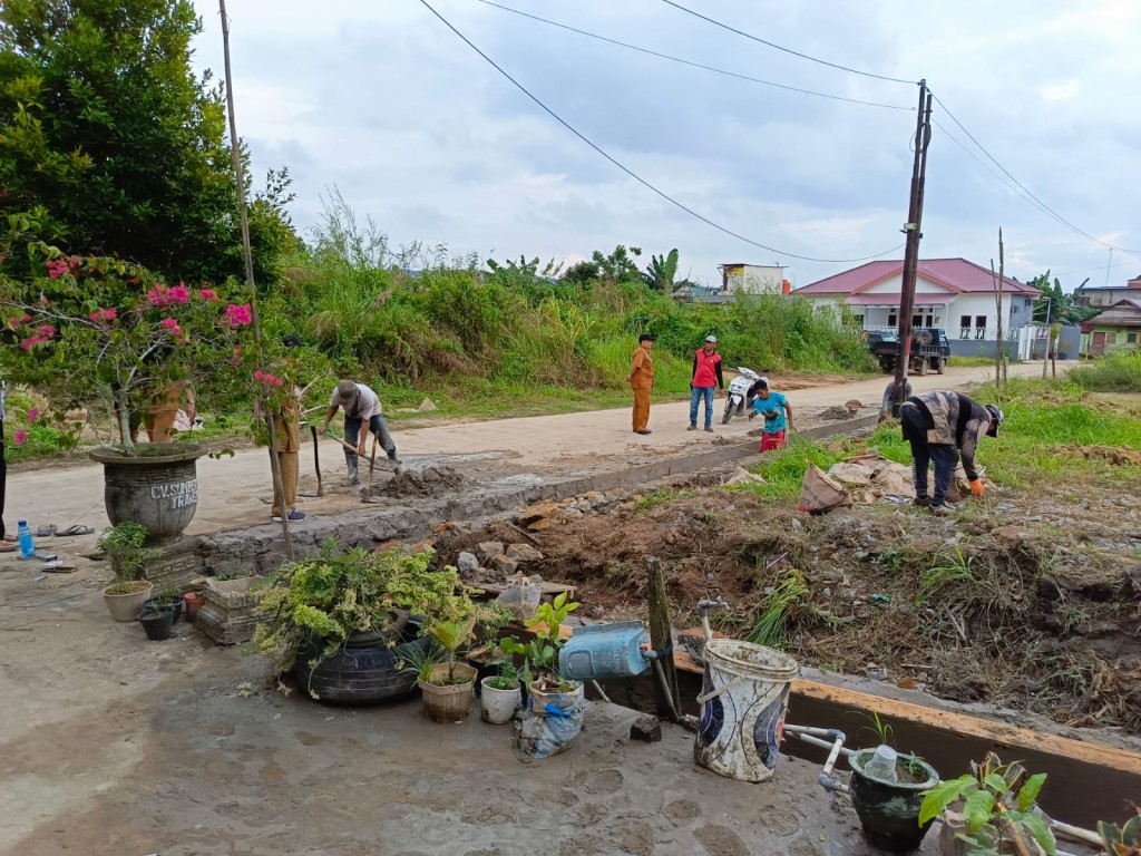 Pembuatan Saluran Drainase di Sekitar Kantor Lurah Rapak Dalam dengan Program PROBEBAYA