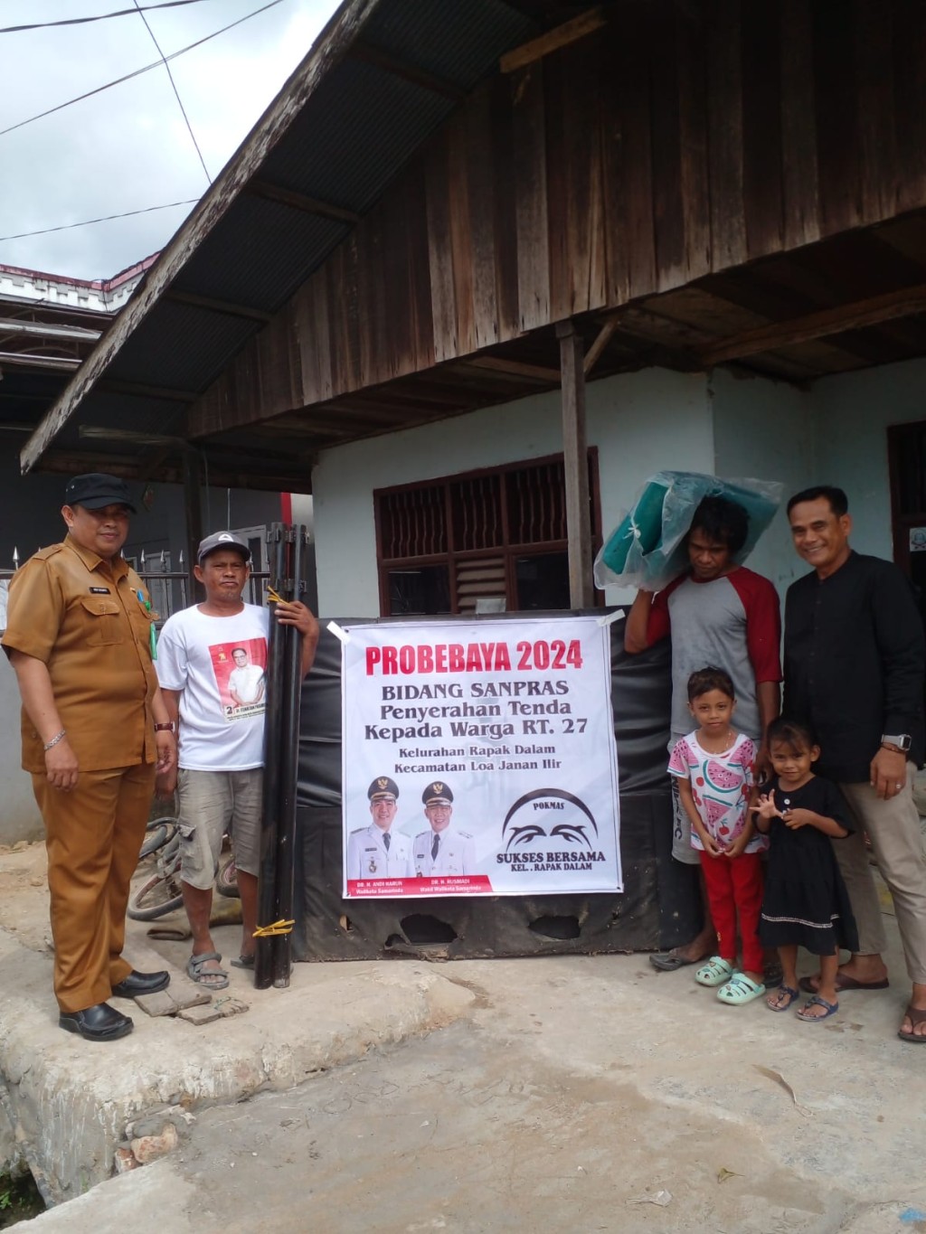 Penyerahan Bantuan PROBEBAYA Bidang SANPRAS Tenda di Kelurahan Rapak Dalam RT.27