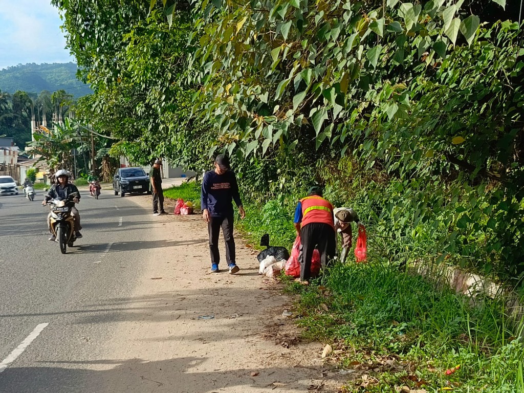Kelurahan Rapak Dalam Gelar Kerja Bakti Bersihkan Sampah Pascalebaran