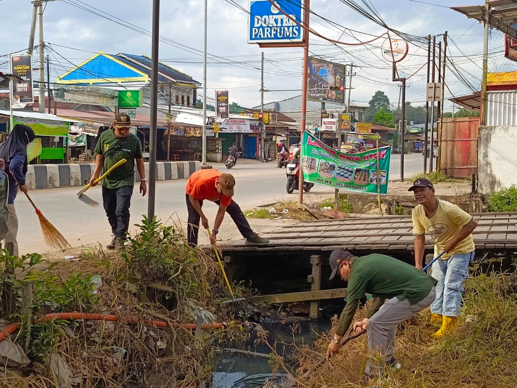 Kerja Bakti Pembersihan Selokan oleh Pegawai Kelurahan Rapak Dalam Bersama Warga RT 16 dan RT 17