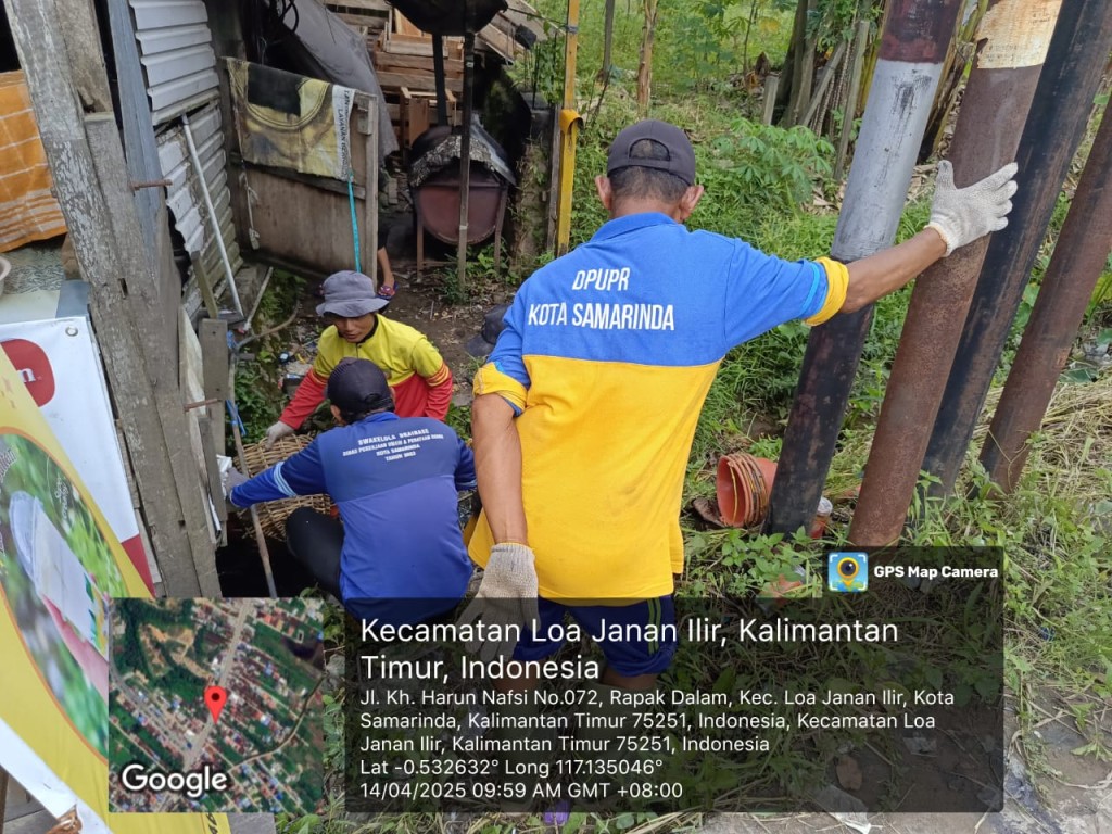 Pembersihan Saluran Drainase oleh Tim "Hantu Banyu" DLH Kota Samarinda di RT 16 dan 17 Kelurahan Rapak Dalam