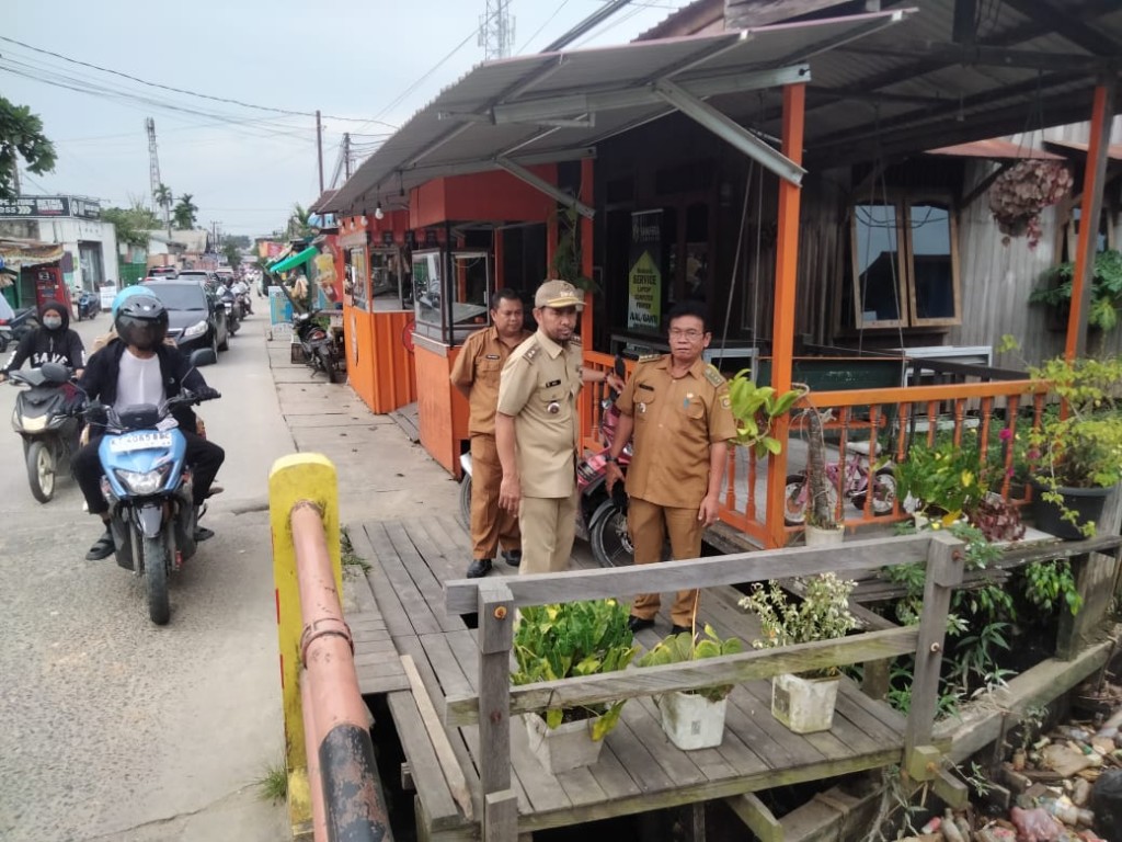 Pembersihan Parit Jepang di Jalan Rukun Cegah Banjir dan Penyakit