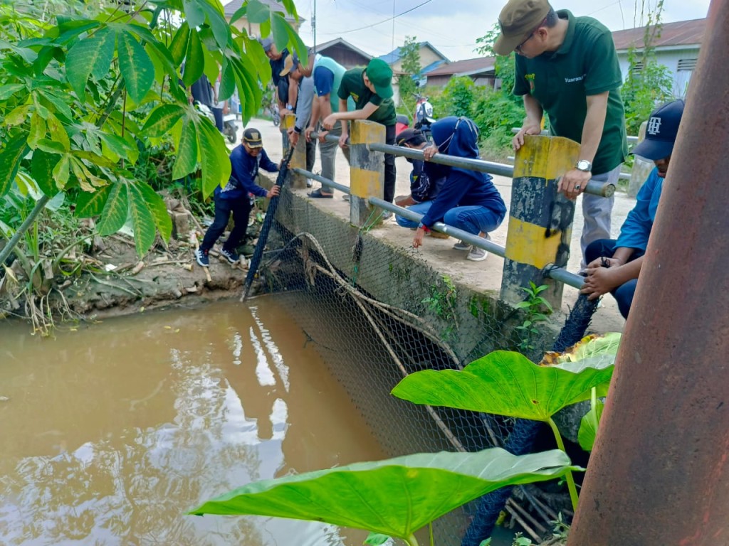 Pemasangan Jaring Sampah di Jembatan Gang Baru RT 15, Upaya Cegah Penumpukan Sampah
