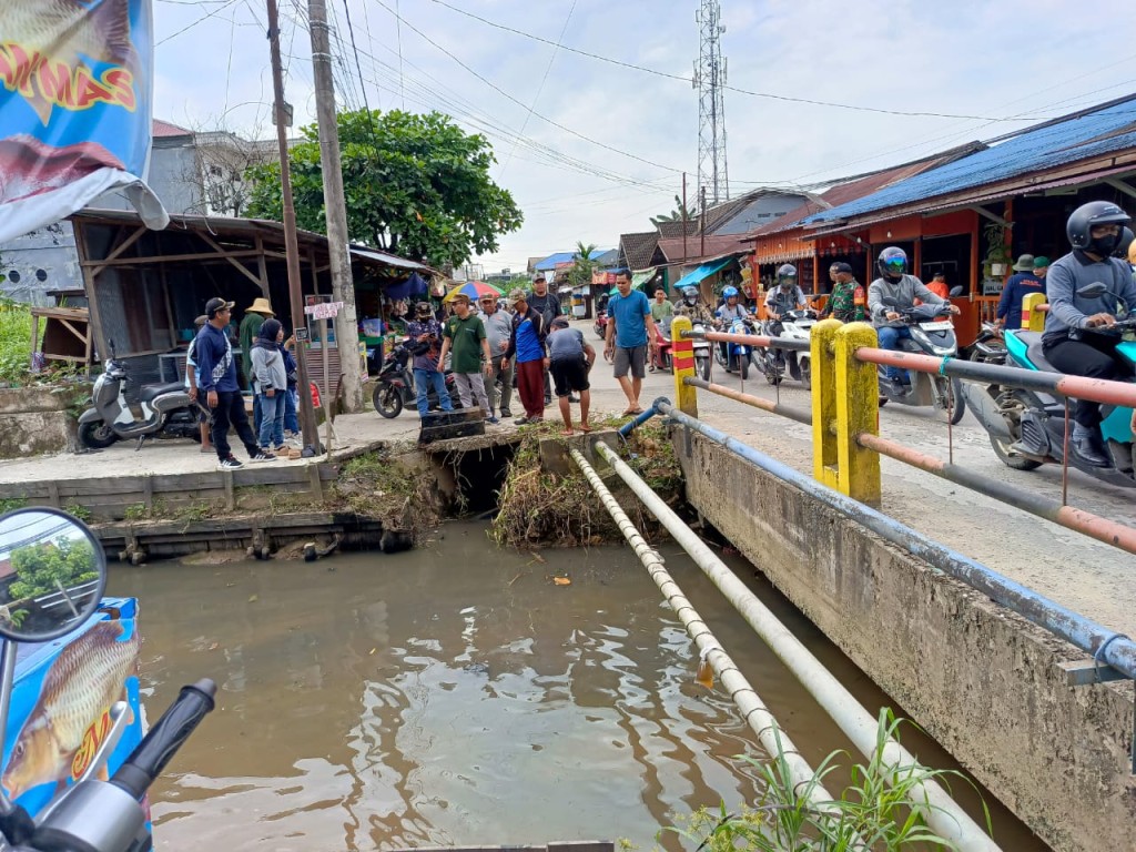 Warga Rapak Dalam Gelar Kerja Bakti Bersihkan Jembatan dari Sampah