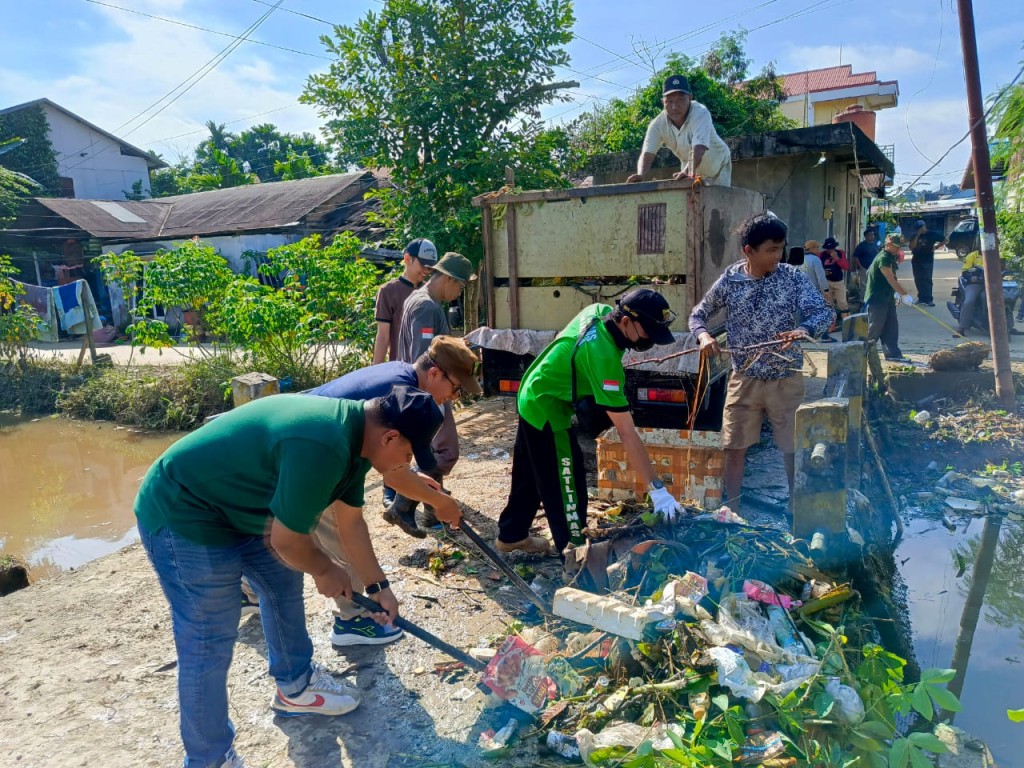 Sentuh warga di Hari Jum,at Kelurahan Rapak Dalam mengadakan "Kerja Bakti Bersihkan Sampah Pasca Banjir"