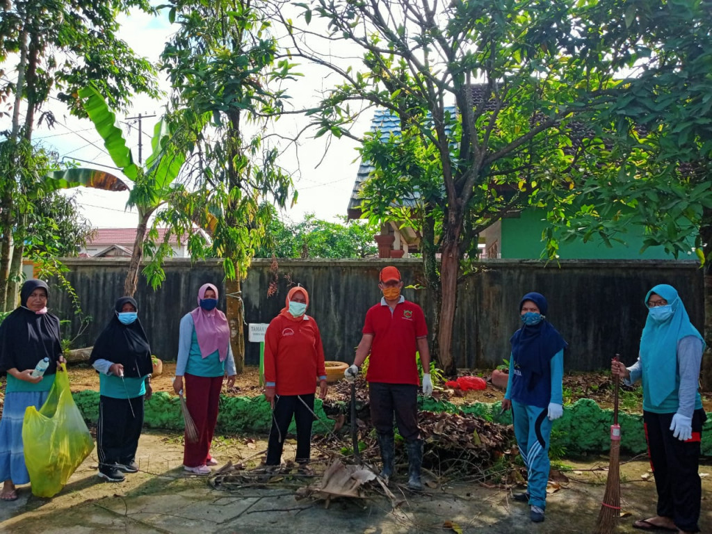 Bersih bersama kader PKK