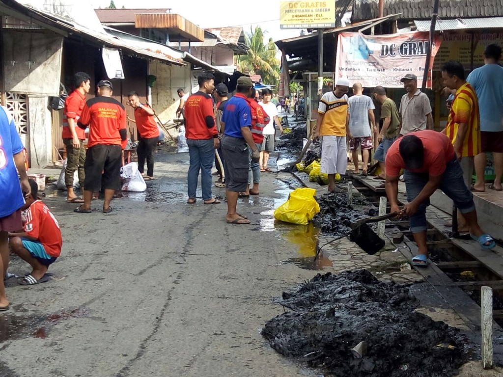 KERJA BAKTI MASSAL DI JL. LAMBUNG MANGKURAT GANG MASJID KELURAHAN PELITA