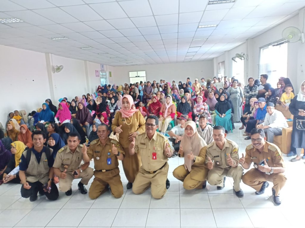 PENYERAHAN KARTU KELUARGA SEJAHTERA (KKS) NON PKH BERUPA BANTUAN PANGAN NON TUNAI (BPNT) DI KECAMATAN SAMARINDA ILIR